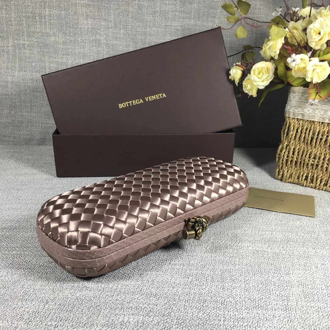 8651 Large Classic Dinner Bag ~~~Snake leather with ribbon ~~~Dense and slippery, not easy to fluff, can hold iPhones of all sizes! Size: 25cm*9.5cm*4cm